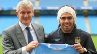 HLV Hughes với chân sút Tevez vừa mua