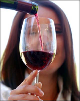 Mulher com taça de vinho