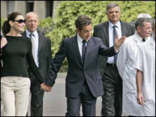 Carla Bruni e Nicolas Sarkozy deixam hospital