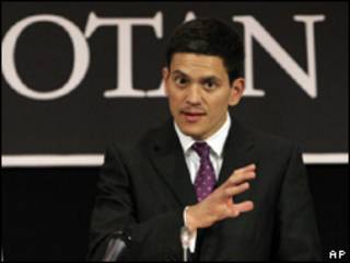 O chanceler britânico, David Miliband, durante discurso na sede da Otan em Bruxelas (AP)