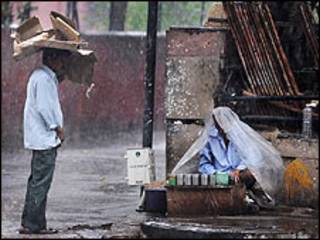 बारिश से दिल्ली की इमारत ढही