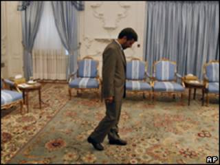 O presidente do Irã, Mahmoud Ahmadinejad, no Palácio Presidencial em Teerã (AP, 11/7)