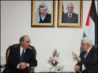جورج ميتشل (يسار) ومحمود عباس ( يمين)