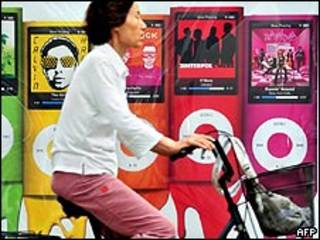 Un ciclista pasa al frente de una tienda de Apple