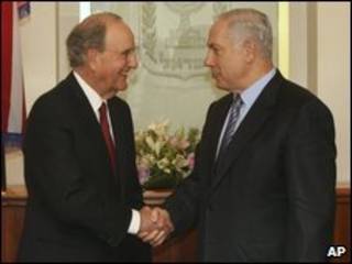 Enviado americano, George Mitchell, posa em foto com o premiê israelense, Benjamin Netanyahu