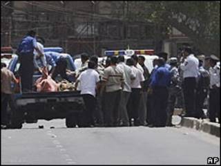 الشرطة تنقل ضحايا الحادث