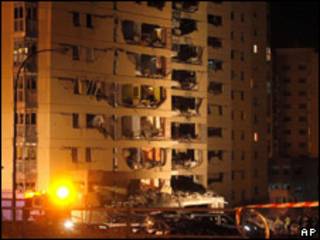 Bombeiros tentam apagar fogo com explosão