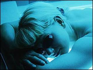 Mujer en una cama solar