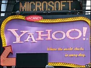 Letreiros com Microsoft e Yahoo