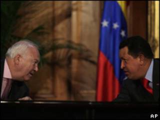Hugo Chávez, presidente de Venezuela, y Miguel Ángel Moratinos, canciller español.