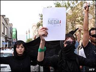 إيرانية ترفع لافتة تقول كلنا ندا خلال احتجاج في طهران