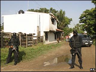 Guardia frente a la casa del comandante Romero