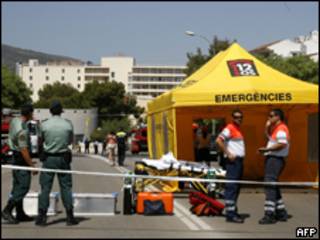 Funcionários dos serviços de emergência aguardam para atender feridos em Mallorca, Espanha (AFP)