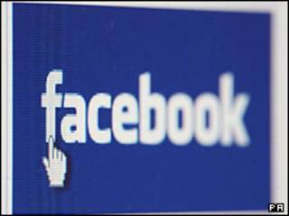 Facebook cierra páginas de 30 presos británicos