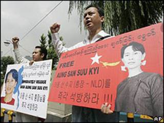 Protestas en Corea del Sur en favor de la liberación de la activista birmana Aung San Suu Kyi.