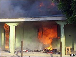 Casa ardiendo en el norte de Nigeria