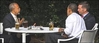 Louis Gates, Barack Obama y James Crowley compartiendo una ronda de cervezas