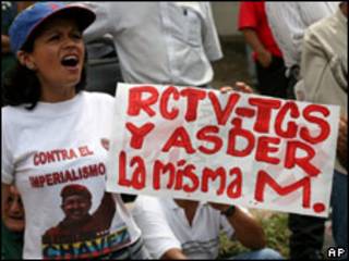 Contra los medios y a favor de Chávez