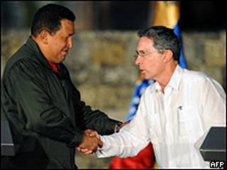 Hugo Chávez y Álvaro Uribe.