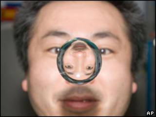 Imagem divulgada pela Nasa mostra astronauta Koichi Wakata observando bolha flutuar (AP, 24 de junho)