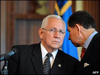 El presidente y el canciller del gobierno interino de Honduras, Roberto Micheletti y Carlos López