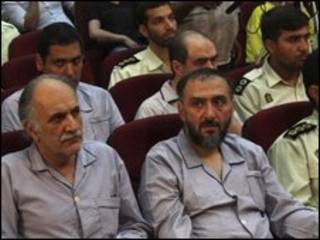 Mohammad Ali Abtahi (à dir.) em julgamento