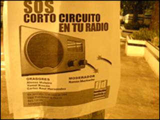 Cartel en Caracas que denuncia la intención del gobierno de eliminar radios