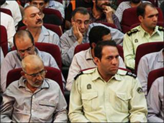 محسن میردامادی در دادگاه، ردیف جلو سمت چپ