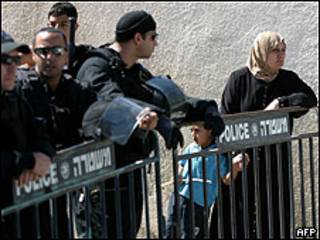 Mulher e filho após serem expulsos de sua casa em Jerusalém