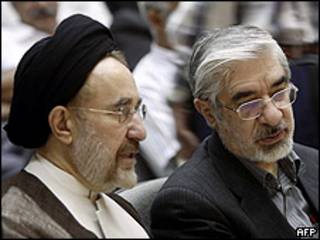 El líder opositor iraní Mir Hussein Mousavi con el ex presidente Mohamed Jatamí.