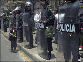 Policías peruanos en Lima.