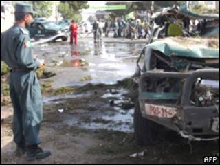 Policía afgano en el lugar del atentado