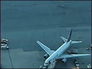 Al menos 26 personas resultaron heridas cuando un avión de Continental Airlines fue alcanzado por una "turbulencia extrema" y tuvo que realizar un aterrizaje de emergencia en Miami. Según funcionarios de la aerolínea, la nave Boeing 767 viajaba de Río de Janeiro a Houston, cuando se vio en problemas al norte de República Dominicana. Los pasajeros hablaron de una caída súbita que llevó al suelo a varios de ellos. Cuatro personas quedaron heridas gravemente, mientras otras 22 sufrieron raspones y moretones, dijo un vocero del servicio de bomberos. Investigación El vuelo 128 de Continental cruzaba el cielo a 11.600 metros de altura cuando fue golepado por extrema turbulencia, informó la Administración Federal de Aviación (FAA, siglas en inglés). "El avión simplemente cayó", dijo Carolina Portella, de 18 años. "Agarré la mano de la persona que estaba a mi lado y nos mantuvimos así". Otro pasajero, Fabio Ottolini, dijo que algunos de los sobrecargos que estaban parados en el pasillo fueron lanzados hacia el techo de la nave. El piloto declaró una emergencia y desvió el avión a Miami, donde aterrizó a las 0535, hora local. Catorce personas fueron llevadas a hospitales locales, cuatro con heridas serias en el cuello y la espalda. Quienes tenían heridas menores fueron llevadas en otro vuelo a Houston, junto con el resto de los pasajeros. A bordo, había un total de 168 pasajeros y 11 miembros de la tripulación, dijeron funcionarios. Se espera que comience en breve una investigación sobre el incidente.