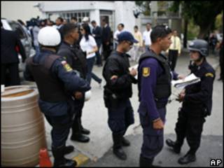 Policiais na sede da Globovisión após o ataque desta segunda