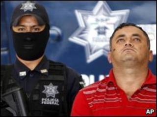 Policial e Miguel Angel Beraza. Foto: AP