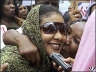 Lubna Ahmed Hussein é cumprimentada por manifestantes ao chegar para julgamento em Cartum