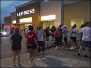 Tumulto do lado de fora da academia LA Fitness. Foto: Joe Appel / Tribune Review