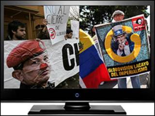 Televisión con imágenes a favor y en contra de Chávez