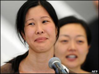 Lura Ling e Euna Lee (ao fundo) durante desembarque nos EUA (AFP)