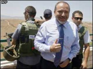 أفيدور ليبرمان يزور قرية الغجر المحتلة