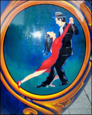 Pareja bailnado tango, pintada en una artesanía
