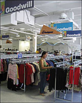 Una mujer comprando en la tienda Goodwill
