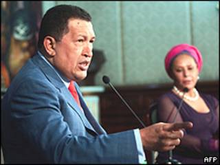 El presidente venezolano, Hugo Chávez, junto a la senadora colombiana, Piedad Córdoba, 7 agosto 2009