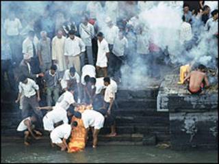 Pira funeraria hindú en Nepal. Foto de archivo.
