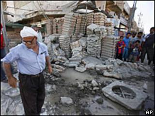 Destrozos por una bomba en Bagdad