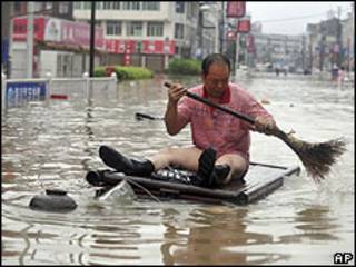 Homem em enchente na China