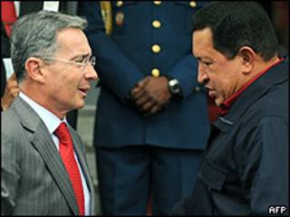 Álvaro Uribe (izq.) y Hugo Chávez