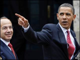 o presidente do México, Felipe Calderón (esq.), e o presidente americano, Barack Obama, durante encontro em Guadalajara, nesta segunda-feira (AP)