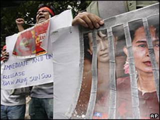 Segudiores de Suu Kyi protestan frente a la embajada birmana en Bangkok, Tailandia