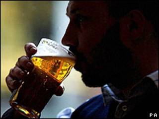 Hombre tomando cerveza